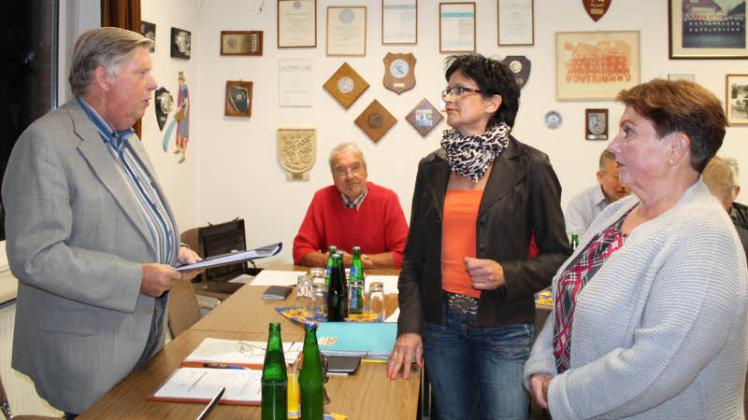 Bürgermeister Dieter Schippmann nimmt die Unterschriftenliste von (li.) Renate Keller und Angelika Mattes entgegen.  