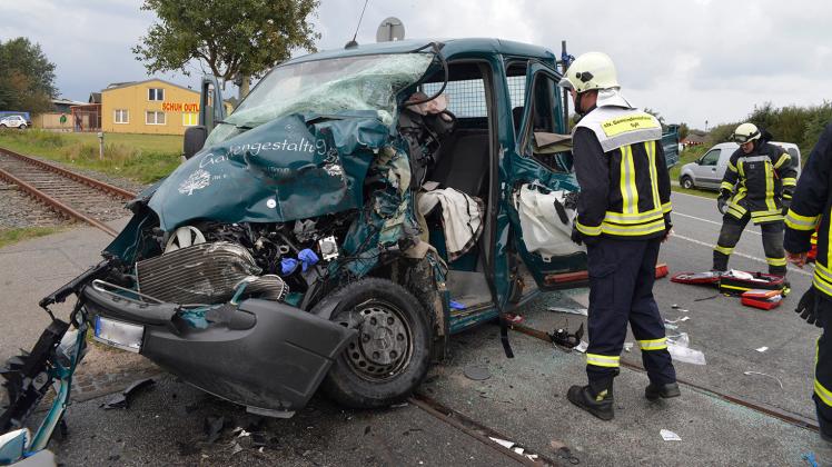 Der Fahrer des Kleinlasters musste nach dem Unfall in Tinnum auf Sylt schwer verletzt in ein Krankenhaus gebracht werden.