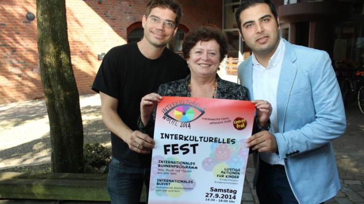 Jens Schmidt (links), Larissa Jilek und Baris Karabacak organisieren das Abschlussfest der Interkulturellen Woche gemeinsam.   