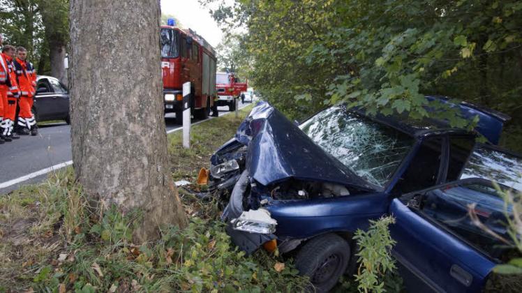 Aus diesem Wrack konnte der Fahrer nur noch tot geborgen werden.  