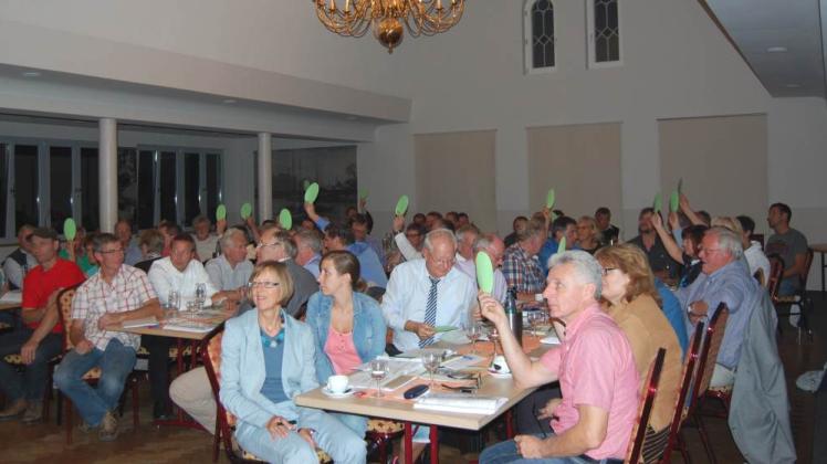 Gaben dem Vorstand grünes Licht: die Mitglieder der LAG AktionRegion Steinburg bei der Abstimmung in Heiligenstedten.
