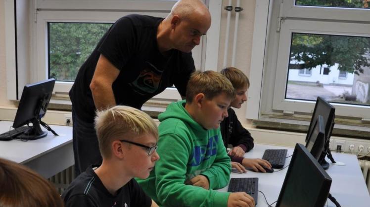 Rechenspaß am Computer: Lehrer Dirk Kopplow muss den Siebtklässlern nur wenig Hilfestellung geben.