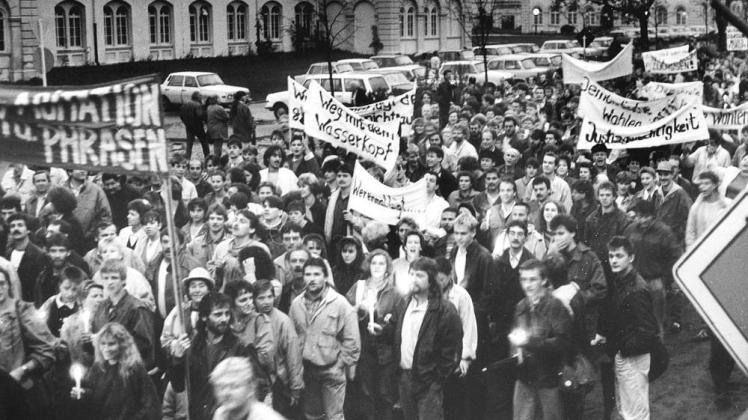 Erste Montagsdemo: Am 23. Oktober 1989 zogen 30 000 Schweriner vom Alten Garten über die Werderstraße zum Pfaffenteich. „Eine sagenhafte Aufbruchstimmung“, erinnert sich Martin Klähn.