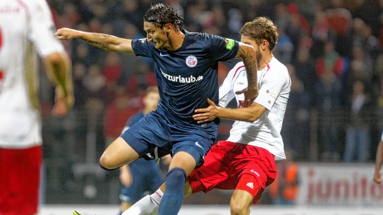 Gestört: Rostocks Mustafa Kucukovic wird vom Kölner Florian Hoernig vom Ball getrennt. 