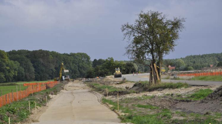 Links entsteht der neue Radweg entlang der B 195.  