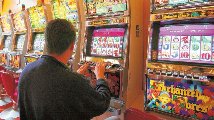 Bunte Automaten verheißen Gewinne – doch oft treiben sie Glücksspielsüchtige in den finanziellen und persönlichen Ruin.