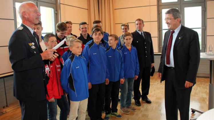 Die Dabeler Jugendfeuerwehr beim Empfang von Innenminister Lorenz Caffier (r.).  Fotos: Michael-Günther Bölsche 