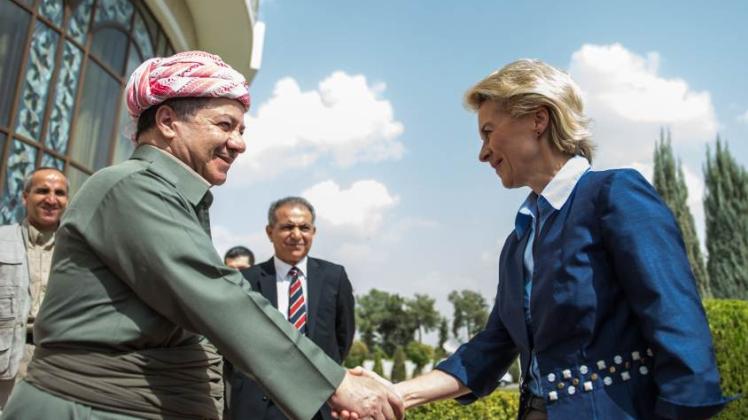 Begrüßung per Handschlag: Kurden-Präsident Massud Barsani empfängt Verteidigungsministerin Ursula von der Leyen in Erbil. 
