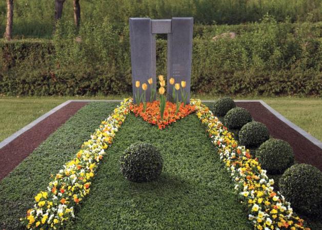 Eine Bahn, neun Tulpen als Kegel und Buchsbäume als Kugeln: In diesem Beispielgrab des Bundes deutscher Friedhofsgärtner könnte ein Hobbykegler liegen. Eine Bahn, neun Tulpen als Kegel und Buchsbäume als Kugeln: In diesem Beispielgrab des Bundes deutscher Friedhofsgärtner könnte ein Hobbykegler liegen.