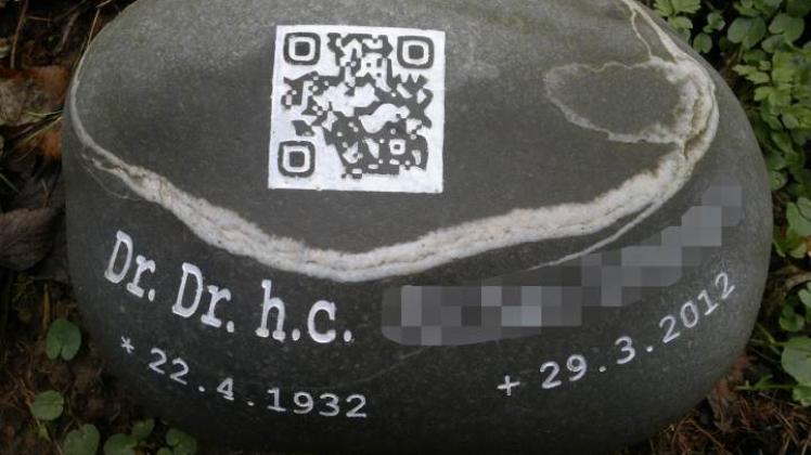 Der QR-Code kann mit dem Smartphone eingelesen werden kann. Das führt den Grabbesucher zu einem Film, einer Homepage oder einem Wikipediaeintrag über den Verstorbenen. 