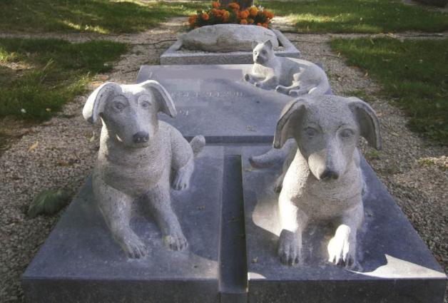 Hier ruht ein Hundefreund: Lebensgroße Hundefiguren zieren dieses Grab.  