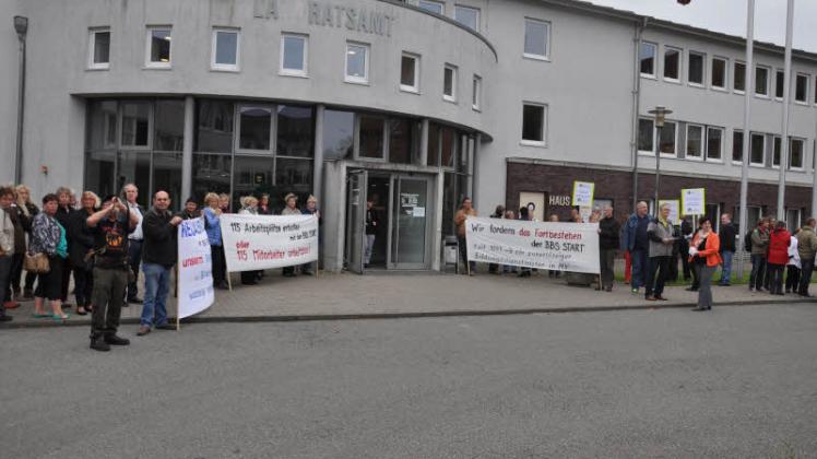 Demonstration vor der Ludwigsluster Dienststelle des Landratsamtes. 