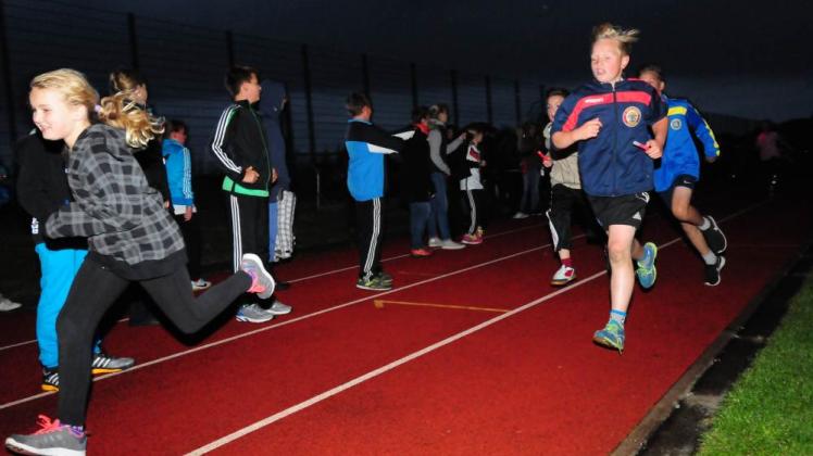 Trotz Nieselregens rannten mehr als 270 Kinder und Erwachsene um den Lützower Sportplatz.  Fotos: Maik Freitag (3) 