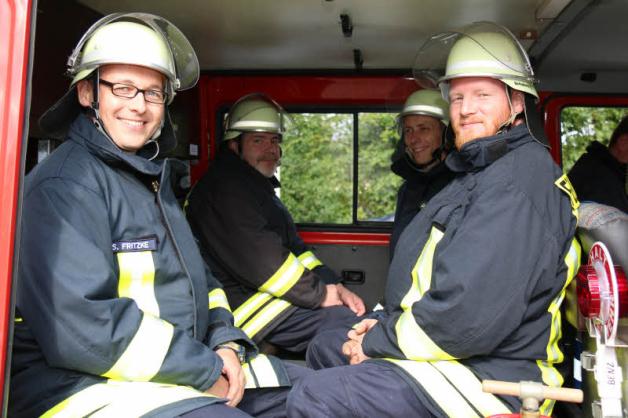 Zur Ausbildung der Truppmänner und -frauen gehört auch das richtige Aufsitzen in einem Feuerwehrfahrzeug.