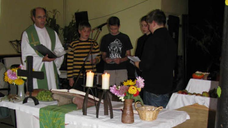 Mit einem festlichen Gottesdienst im Pferdestall des Agrarbetriebes Jöhnk begann das Erntedankfest. Pastor Andreas Kunert hielt die Predigt, unterstützt von Konfirmanden der Kirchgemeinde.