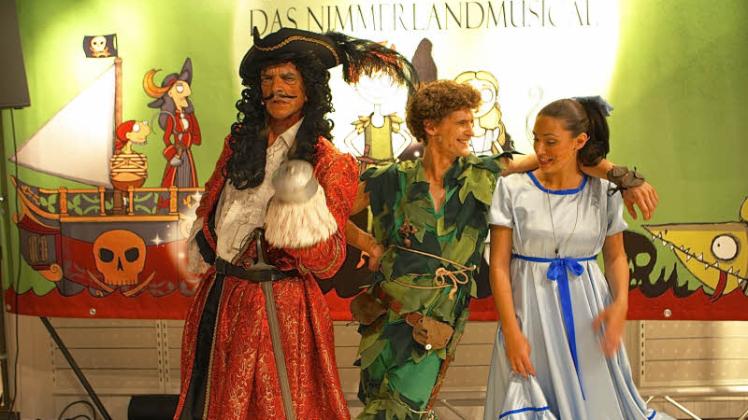 Captain Hook, Peter Pan und Wendy treten in Husum auf.  