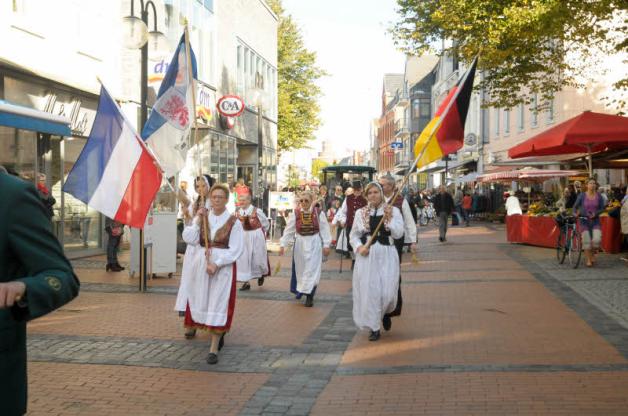 In ihren traditionellen Trachten präsentieren sich die Mitglieder der Pommerschen Landsmannschaft. 