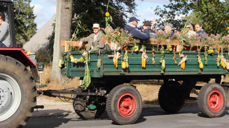 Die Leute auf den bunt und abwechslungsreich geschmückten Anhängern hatten beim Ernteumzug gute Laune.  Fotos: Nadine Schuldt(6) 