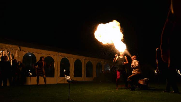 Die Feuershow „Charivari“ sorgte für heiße und komödiantische Einlagen unter freiem Himmel vor dem Festzelt. 