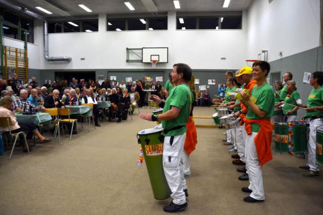 Die Gruppe „Sambalegria“ der Kreismusikschule heizte den Geburtstagsgästen in der Sporthalle ordentlich ein.