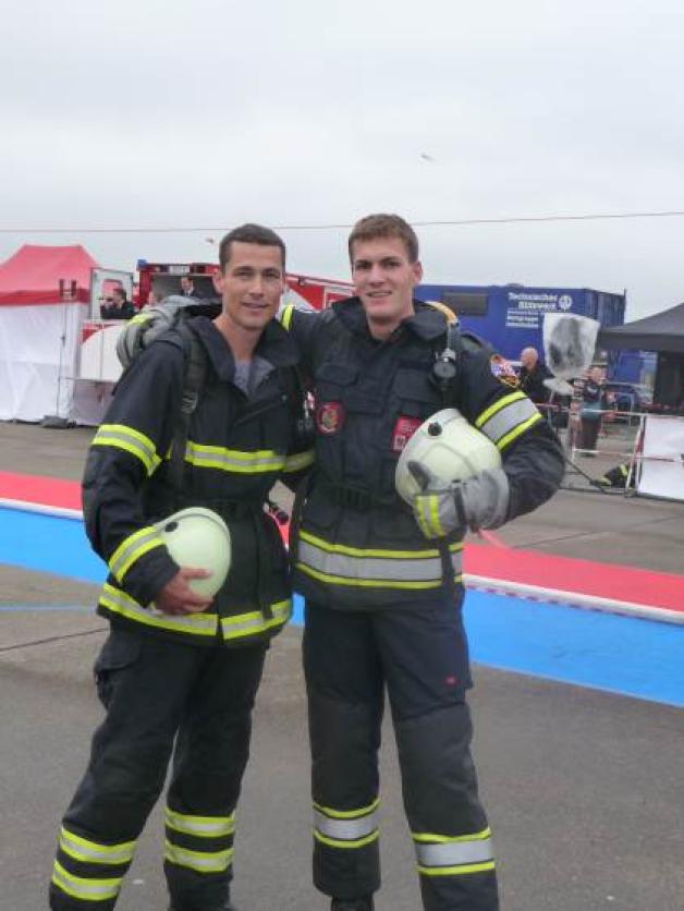 Zwei Barmstedter in Berlin: André Todt (links) und Gerrit Feddern nahmen beide an der Firefighter Combat Challenge teil.