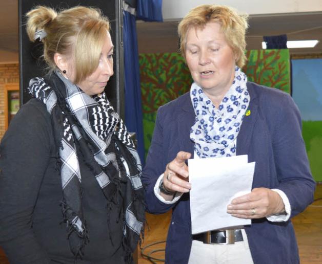 Amtsvorsteherin Renate Lüschow (re.) überreicht ein Geldgeschenk an die Villa-Vorsitzende Gaby Rohde. 