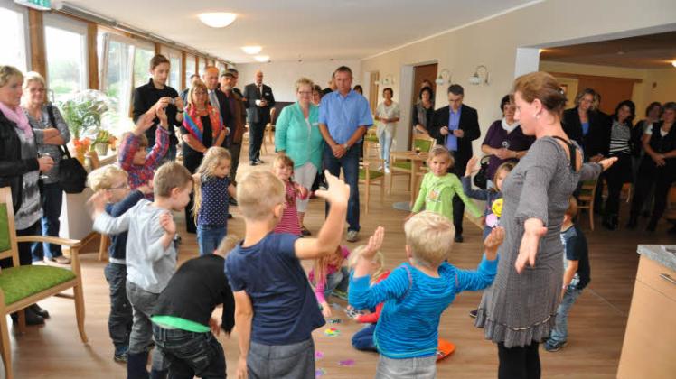 Jung und Alt gehören zusammen: Die Kita-Kinder aus Dümmer sind regelmäßig im Pflegeheim zu Gast und boten auch zur Einweihung des Ergänzungsbaus ein kleines Programm mit Mit-Mach-Tänzen.  