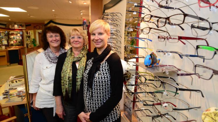 Alle Mitarbeiter auf ein Foto zu bekommen ist kaum möglich: Barbara Schoepke, Hannelore Wichert und Kathrin Wichert freuen sich auf den heutigen Empfang. Zum Programm gehört eine switch-Party, bei der die neuesten Brillen-Farbkollektionen vorgestellt werden. 