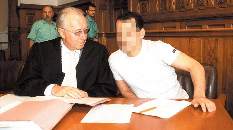 Ugur E. mit seinem früheren Rechtsbeistand Herrmann Thiele.