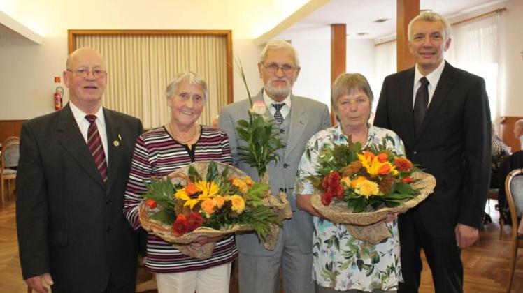 Der Vorsitzende Ulrich Hahn (links) und Peter Lehnert (rechts) ehren Frieda Penns (zweite von links) sowie Edmund und Anne Mader für ihre langjährige Mitgliedschaft.  