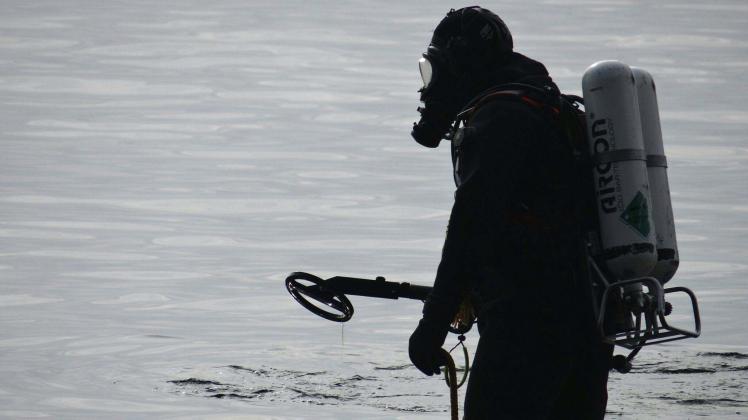 Mit spezieller Schutzkleidung sucht der Kampfmittelräumdienst den Plöner See nach dem gefährlichen Phosphor ab.