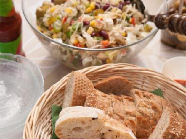  Es muss nicht allein Fleisch sein: Brot und ein frischer Salat sind gute Begleiter beim Grillen. Foto: Kai Remmers 