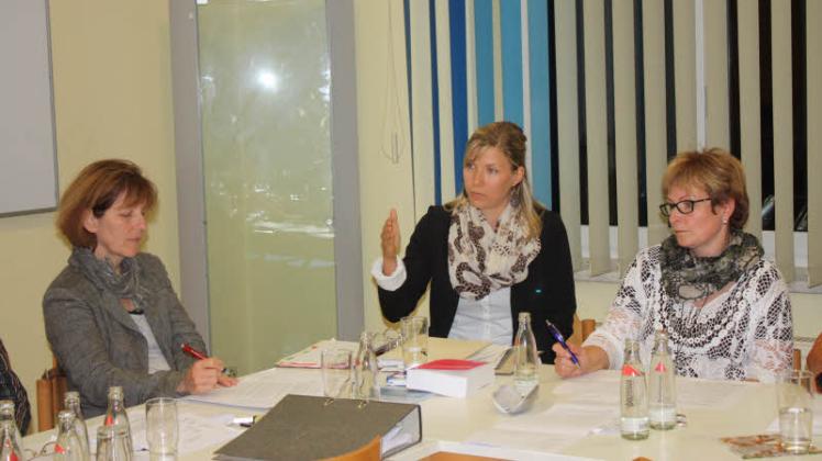 Jessica Markmann erklärte den Gemeindevertretern (links Carola Borchers, rechts Anne Sielaff) die Konsolidierungshilfe. 