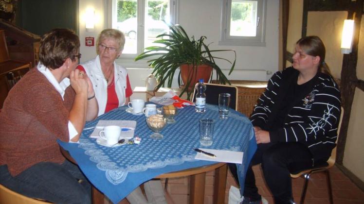 Lehrerin Kerstin Boldt (l.) im Gespräch mit den Lesepaten Kirsten Schlomm und Christine Schulz.