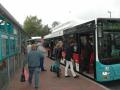 Reger Busbetrieb am Bahnhof:  Künftig sollen die die Stadtwerke den Linienbusverkehr in Neumünster in eigener Regie organisieren, der SWN-Aufsichtsrat muss dem Verhandlungsergebnis mit den VHH noch zustimmen. 