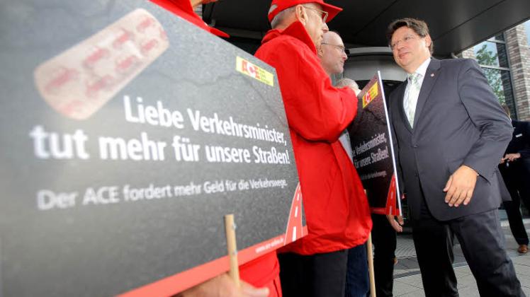 Zehn Protestierende und ein Minister: Die Vertreter des Auto Clubs Europa mit Reinhard Meyer (r.) gestern in Kiel. 