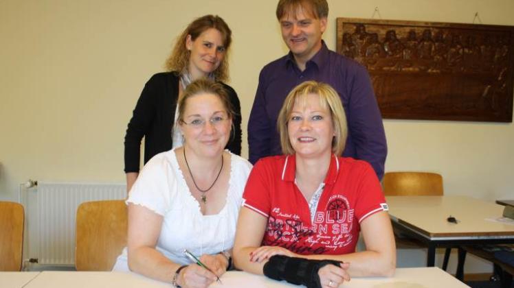 Wanda Koskowski (vorn, links) und Jana Sell haben im Beisein von Bürgermeisterin Monika Riekhof (CDU, hinten) und Pastor Helmut Nagel den Nutzungsvertrag unterzeichnet.  