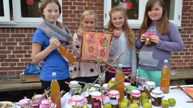 Eine große Produktpalette rund um den Apfel präsentierten Schülerinnen der vierten Klasse der Grundschule Barkelsby (v. l.): Juliana (10), Freya (9), Clara (9) und Rike. 