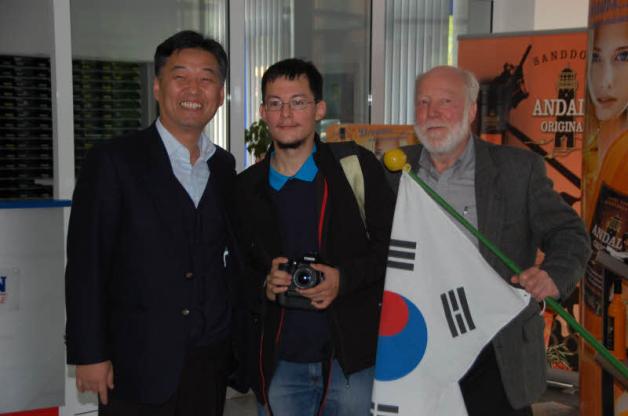 Walter Zahn (r.) mit seinem Sohn Andreas und seinem Schwippschwager Yang-Bum Jung. Walter Zahn (r.) mit seinem Sohn Andreas und seinem Schwippschwager Yang-Bum Jung.