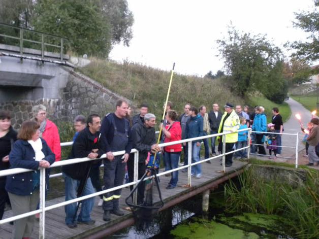 An der Brücke fischten Mitglieder des Brüeler Anglervereins das „Treibgut“ dann wieder aus dem Bach. Fotos: roswitha spöhr (2) 