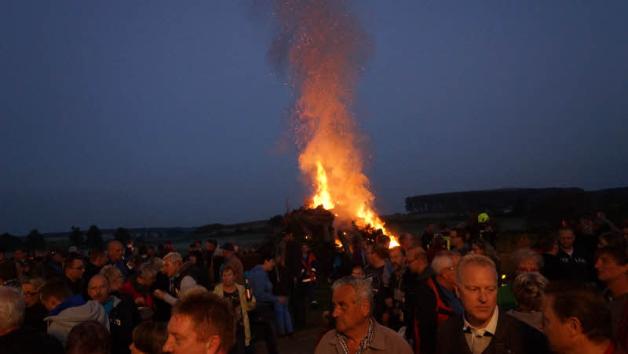 Meterhoch loderten die Flammen des Brüeler Herbstfeuers, das hunderte Besucher zum Platz am Gerätehaus gelockt hatte.  