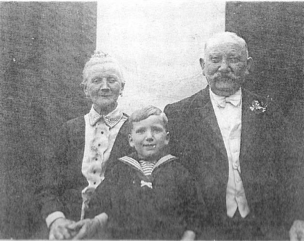 Aufnahme anlässlich der Goldenen Hochzeit von Gustav und Caroline Schmidt 1931.