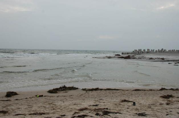 Direkt hinter dem verlängerten Längswerk strömt bei Flut Wasser über den Hörnumer Strand (Foto vom 1.10., ca. 18 Uhr) . Allerdings soll sich dies in den kommenden Tagen ändern, wenn an dieser Stelle frischer Sand aufgespült wird. 