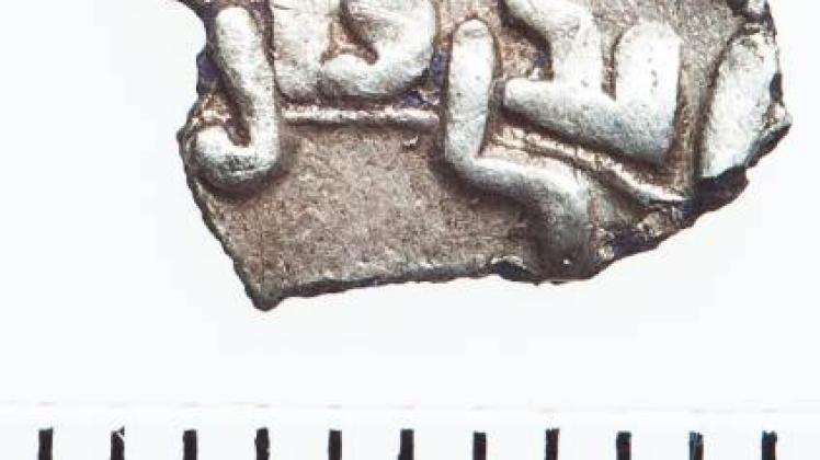 Die Aufnahme zeigt ein Detail einer arabischen Münze, die bei Grabungen in Burg Stolpe/ Angermünde entdeckt wurde. Der Silberschatz aus der Slawenzeit ist für die Fachwelt eine kleine Sensation.   