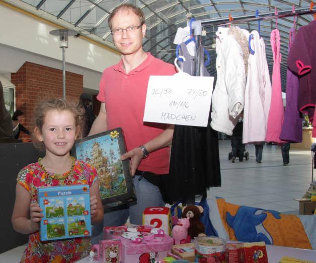 Rosalie Schulze und Vater David boten im KMG-Klinikum Spielsachen und Kleidung an. Rosalie Schulze und Vater David boten im KMG-Klinikum Spielsachen und Kleidung an.