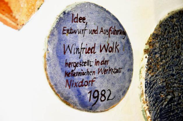 Teil des Wandreliefs: Der Künstler Winfried Wolk hat auch die Werkstatt von Nixdorf erwähnt. 