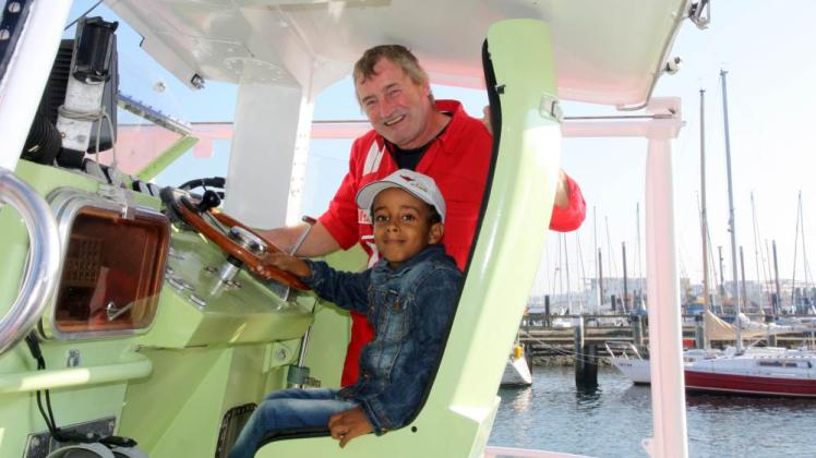 Beim Open Ship auf der „Arkona“ kamen die Kinder nicht zu kurz: Ralf Brecht erklärt Silvio die Funktionen des Rettungsboots.