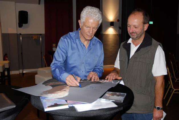 Jörg Baumann (52) freut sich über das Plakat, das ihm Peter Horton signiert. Fotos: Witulski Jörg Baumann (52) freut sich über das Plakat, das ihm Peter Horton signiert. Fotos: Witulski