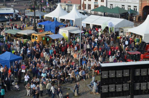 Live-Übertragung auf den Marktplatz: Wer in der Kirche keinen Platz fand, verfolgte den Gottesdienst auf der Großleinwand. Live-Übertragung auf den Marktplatz: Wer in der Kirche keinen Platz fand, verfolgte den Gottesdienst auf der Großleinwand.
