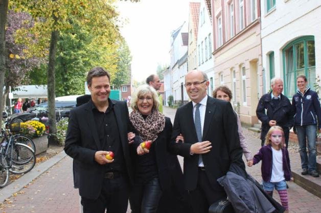 Äpfel für den Gast aus Kiel (von links): Minister Robert Habeck mit Christa Schubring vom Kirchenbüro Glückstadt und Bischof Gothart Magaard nach dem Gottesdienst.